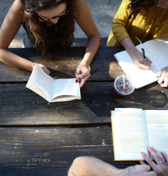 Scholarship for students: photo of a group of students.